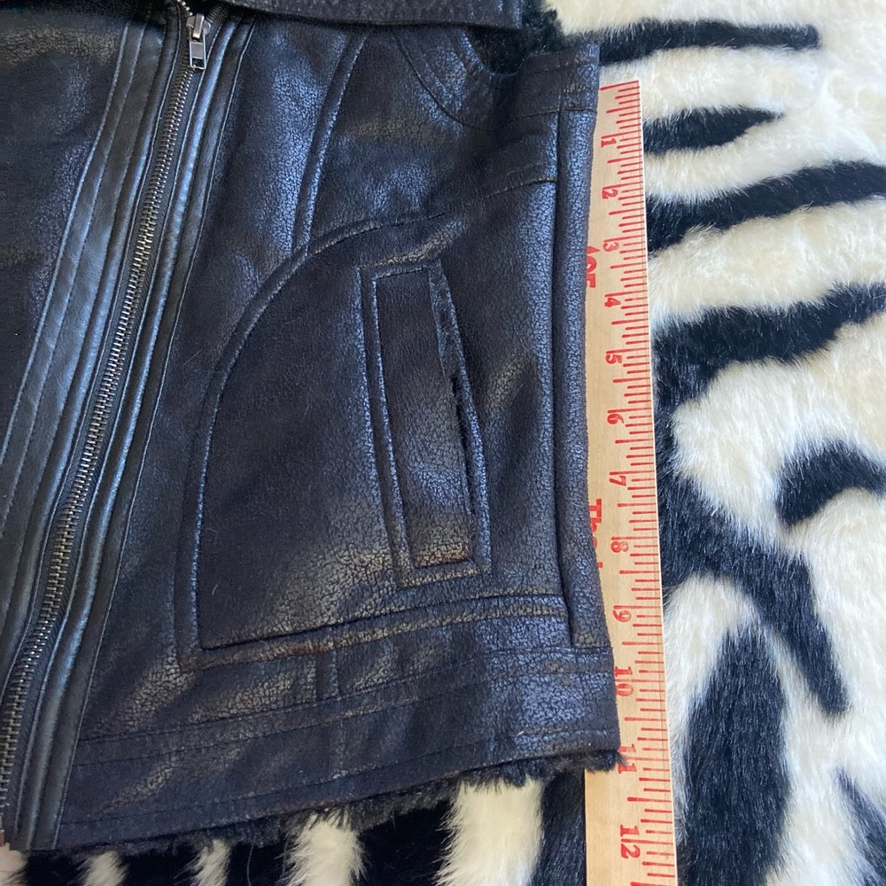 Women's Black Faux Fur Collar Vest - Picture 7 of 9